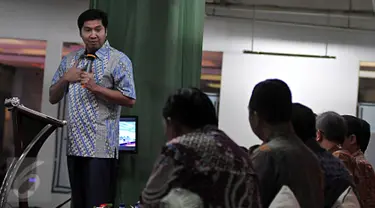 Anggota Komisi XI DPR Maruar Sirait saat menjadi narasumber dalam dialog dengan pedagang di LTC Glodok, Jakarta, (6/11/2015). Dialog membahas sinergitas pemahaman perlindungan konsumen, pengawasan barang serta penegakan hukum.(Liputan6/JohanTallo)