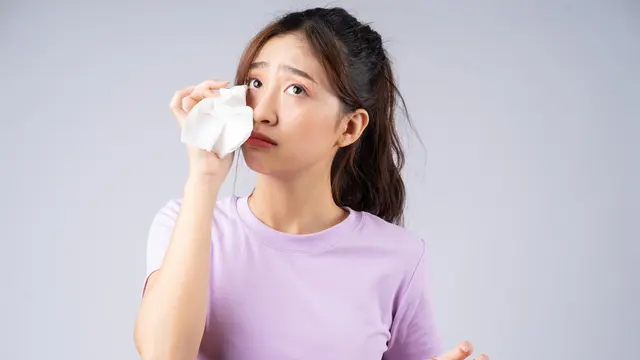 perempuan menangis sedih