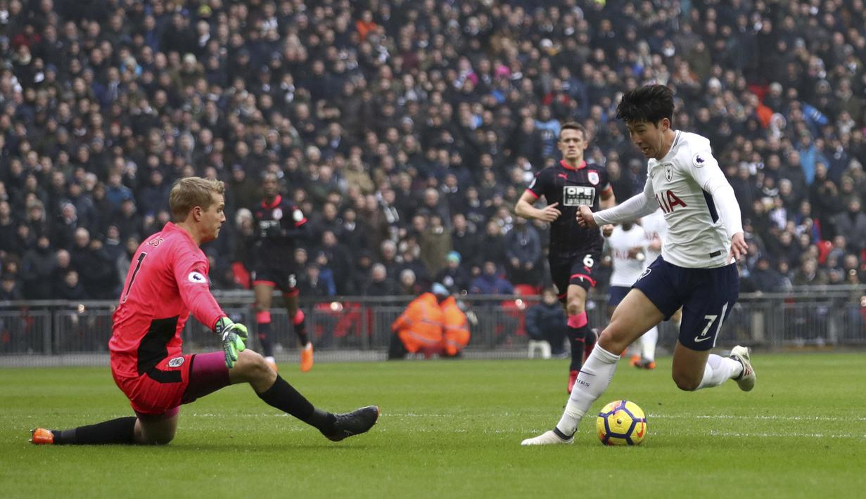 Aksi pemain Tottenham, Son Heung-Min mengecoh kiper Huddersfield pada laga Premier League di Wembley Stadium, London, (3/3/2018). Tottenham menang 2-0.(John Walton/PA via AP)