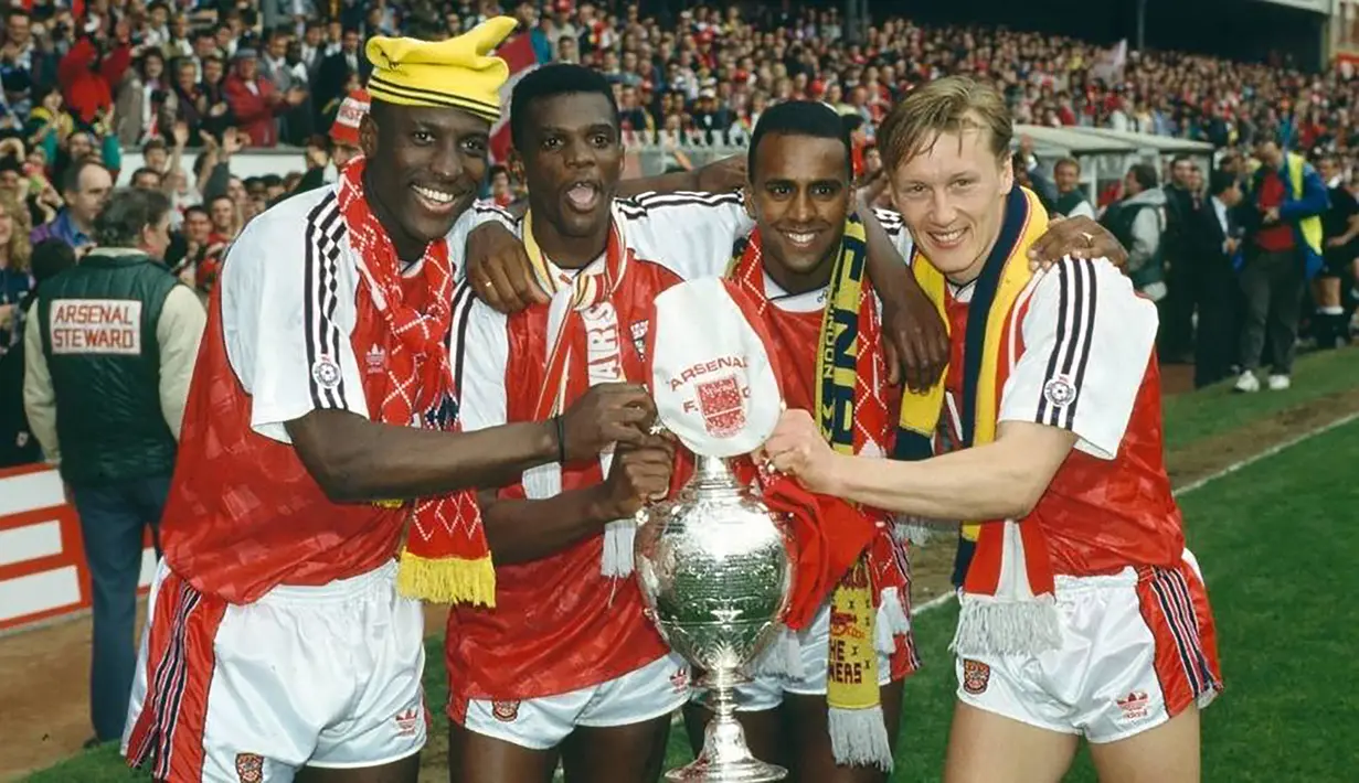Kevin Campbell (kiri). Eks striker asal Inggris yang kini berusia 52 tahun dan telah pensiun pada Juli 2007 bersama Cardiff City ini total memperkuat 7 klub di Liga Inggris mulai 1988/1989 saat kasta tertinggi masih bernama Divisi Satu hingga 2006/2007. Ia mampu mencetak hattrick bersama 3 klub berbeda, Arsenal (2 kali, musim 1993/1994) Nottingham Forest (1 kali, musim 1996/1997) dan Everton (1 kali, musim 1998/1999). (Arsenal.com)