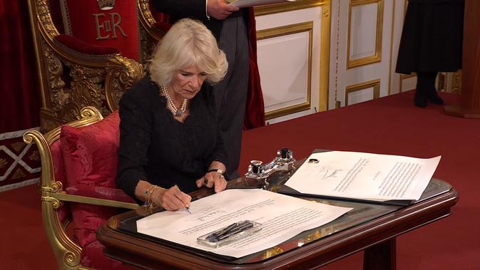 <p>Ratu Camilla di acara proklamasi Raja Charles III. Dok: YouTube/The Royal Family</p>