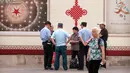 Petugas keamanan memeriksa dokumen orang-orang di sepanjang jalan dekat Lapangan Tiananmen di Beijing (4/6/2019). Pemerintah China meningkatkan keamanan di sekitar Lapangan Tiananmen di pusat Beijing jelang peringatan tragedi Tiananmen 1989. (AP Photo/Mark Schiefelbein)