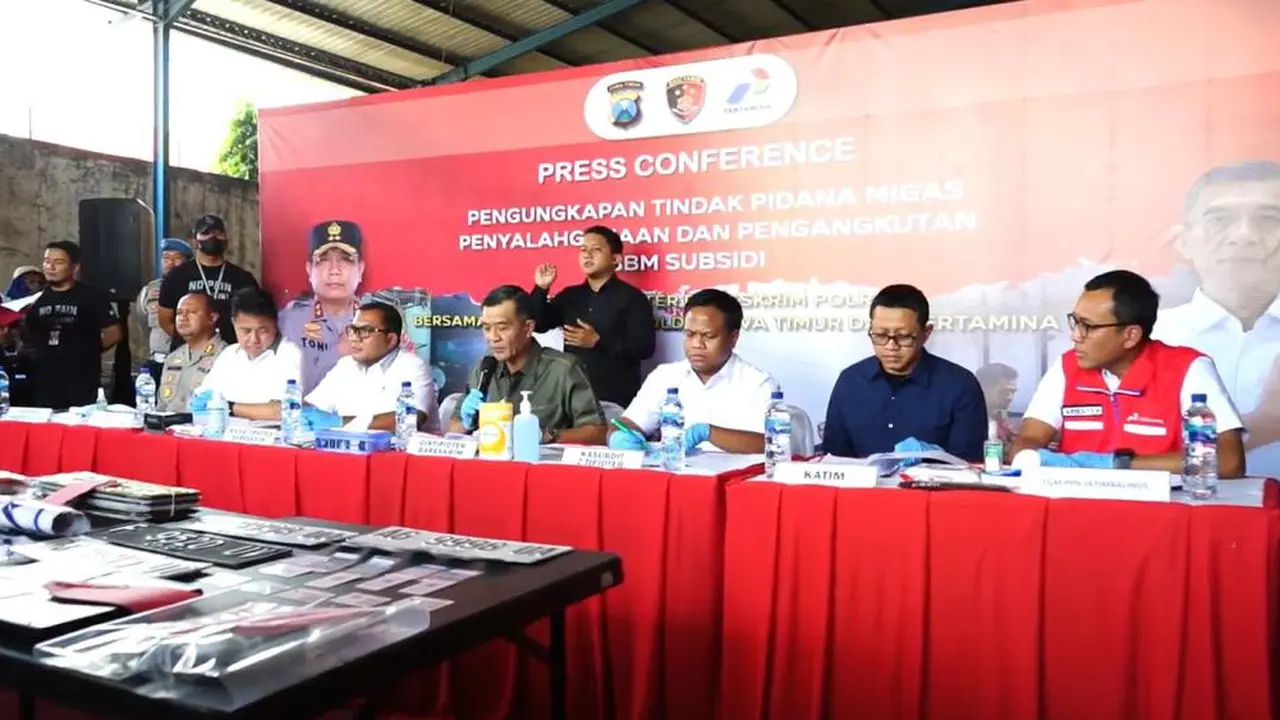 Polisi mengungkap penyelewengan BBM bersubsidi di Pasuruan. (Dian Kurniawan/Liputan6.com)