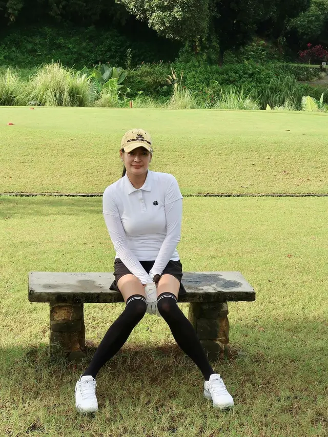 7 Gaya Stylish Donna Harun, Nenek dengan 4 Cucu yang Tetap Awet Muda