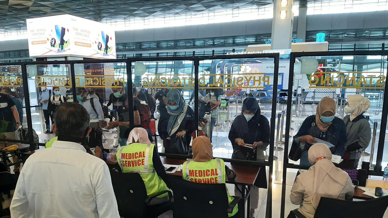 Siasati antrian yang mengular dalam periode Natal dan Tahun Baru 2021, PT Angkasa Pura II Kantor Cabang Utama Bandara Soekarno-Hatta, menambah fasilitas kesehatan baik itu lokasi Rapid Antigen dan Swab Test atau PCR.