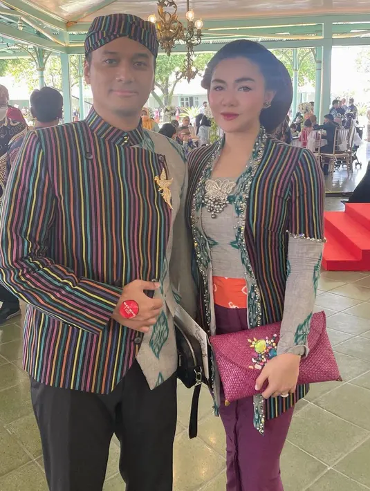 Tampil kompak bersama suami, Vicky Shu kenakan kebaya dengan aksen lurik. Ia pun tampil anggun dengan rambut yang disanggul khas Solo dengan makeup bernuansa ungu yang mirip dengan makeup ala Korea. [instagram/vickyshu]