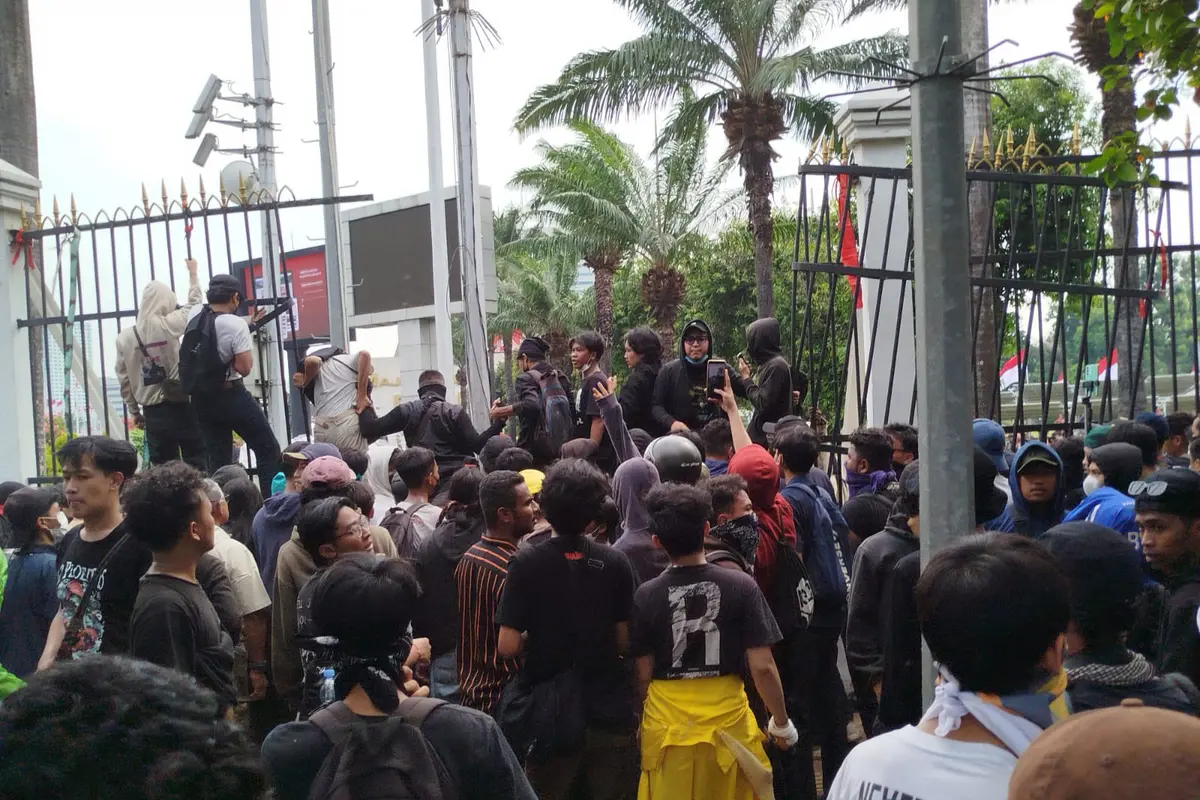 Massa pendemo yang menolak revisi UU Pilkada menjebol pagar DPR, Kamis (22/8/2024).