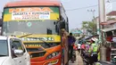 Petugas polisi mengatur lalu lintas di pasar Tumpah Bangkir Indramayu, Jawa Barat, Jumat (30/6). Sebaliknya kearah Indramayu Kota mengalami kemacetan arus lalu lintas sepanjang 3 Km. (Liputan6.com/Helm Afandi)