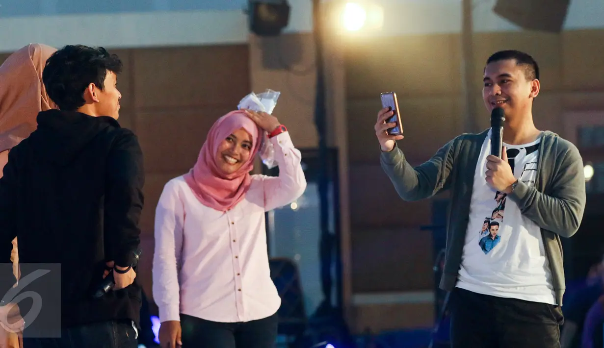 Pemain film The Guys, Raditya Dika (kanan) mengambil gambar komedian Indra Jegel bersama salah satu peserta Emtek Goes To Campus (EGTC) 2017 di Auditorium Universitas Negeri Semarang, Rabu (5/4).  (Liputan6.com/Yoppy Renato)