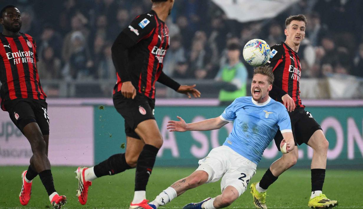 Lazio yang bermain disiplin berhasil menutup semua peluang AC Milan. Hingga peluit akhir dibunyikan, skor 1-0 menutup jalannya pertandingan di Olimpico Stadium. Tampak dalam foto, gelandang Lazio asal Belanda, Kenneth Taylor (tengah) mencoba melewati adangan pemain AC Milan saat pertandingan pekan ke-29 Serie A Italia 2025/2026 di Olimpico Stadium, Roma, Minggu 15 Maret 2026 waktu setempat atau Senin (16/3/2026) dini hari WIB. (Alberto PIZZOLI/AFP)