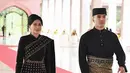 Saat acara resepsi pernikahan, ia tampil serba hitam yang serasi dengan suami. Berasal dari Thailand, ia pun mengkombinasikan gaya tradisional Thailand dengan kain Brunei.