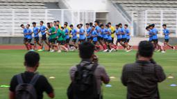 Selanjutnya, para Garuda Muda dibagi menggunakan rompi hijau dan oranye untuk melakukan latihan fisik yang dipimpin oleh pelatih fisik, Shin Sang-gyu. (Bola.com/Bagaskara Lazuardi)