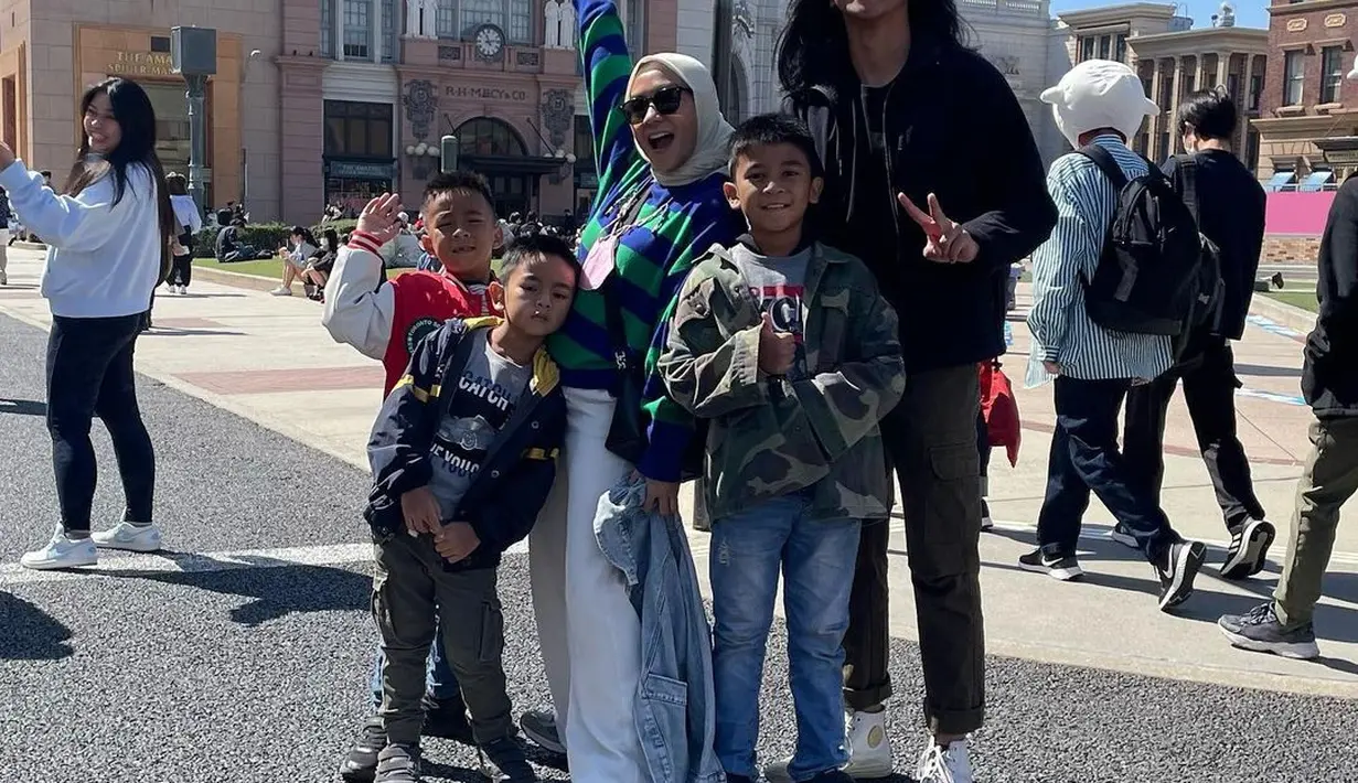 Tidak bawa pengasuh saat liburan, tentu saja Enno Lerian juga disibukkan dengan berbagai keperluan. Mulai dari membereskan perlengkapan hingga cucian kotor. Momen mengunjungi Universal Studios Jepang. [Instagram/dogdaytime]