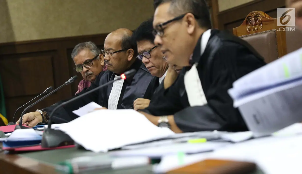 Terdakwa dugaan suap proyek PLTU Riau-1 yang juga mantan Dirut PLN, Sofyan Basir (kiri) saat menjalani sidang lanjutan di Pengadilan Tipikor, Jakarta, Senin (12/8/2019). Sidang mendengar keterangan terpidana korupsi e-KTP, Setya Novanto. (Liputan6.com/Helmi Fithriansyah)