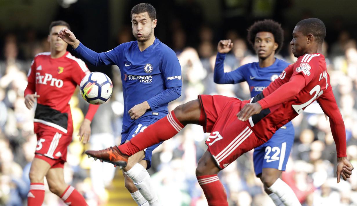 Gelandang Chelsea, Eden Hazard, berebut bola dengan bek Watford, Christian Kabasele, pada laga Premier League di Stadion Stamford Bridge, London, Sabtu (21/10/2017). Chelsea menang 4-2 atas Watford. (AP/Matt Duham)
