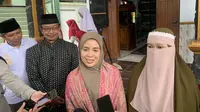 Istri Capres nomor urut 3, Ganjar Pranowo, Siti Atikoh Supriyanti bersilaturahmi dengan keluarga besar Pondok Pesantren (Ponpes) Ma'ahidul Irfan, Magelang, Jawa Tengah. (Liputan6.com/Delvira Hutabarat)