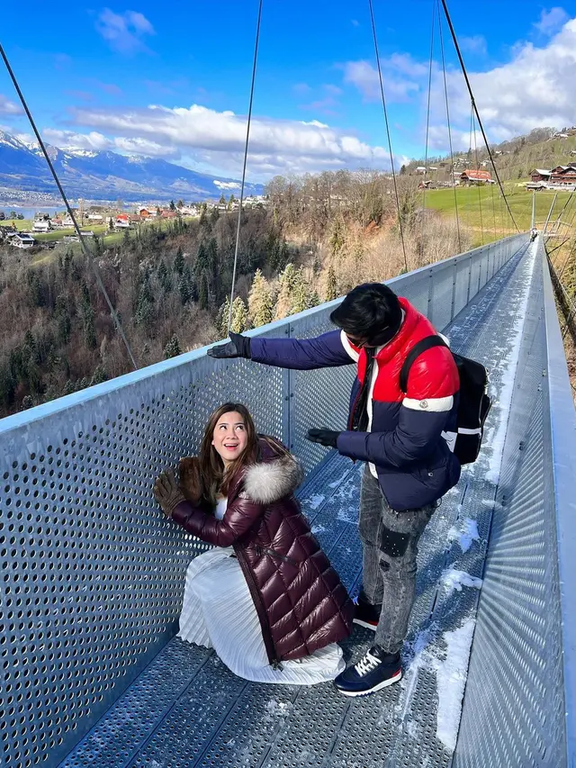 8 Potret Mesra Felicya Angelista dan Caesar Hito di Swiss, Curi Perhatian
