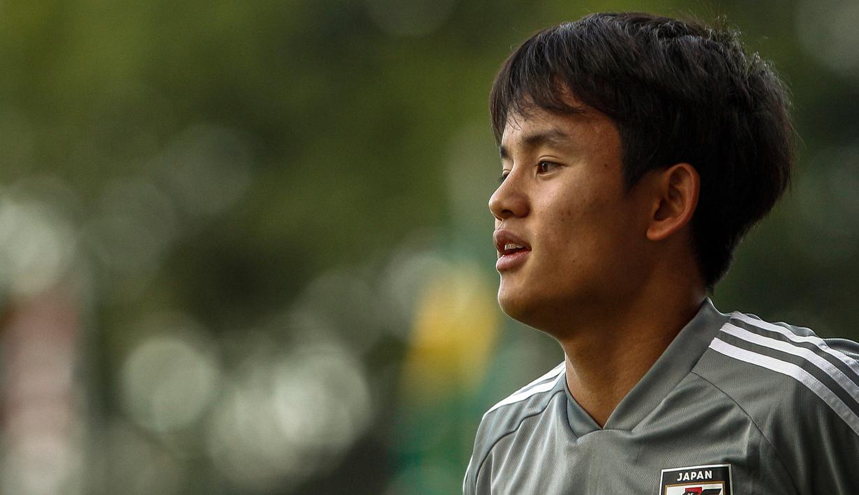 Gelandang Jepang, Takefusa Kubo melakukan pemanasan saat sesi latihan jelang turnamen Copa America 2019 di Sao Paulo, Brasil (13/6/2019). Remaja sensasional Jepang yang dijuluki 'Messi Jepang' ini resmi bergabung dengan Real Madrid. (AFP Photo/Miguel Schincariol)