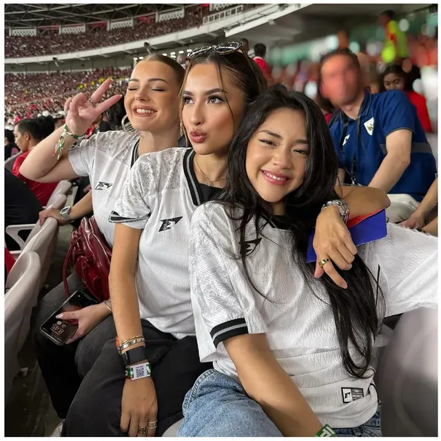 8 Potret Artis Nonton Timnas Indonesia Vs Bahrain di GBK, Kompak Pakai Jersey