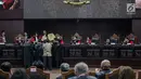 Majelis Hakim mengecek amplop yang dibawa Komisioner KPU, Hasyim Asyari selama sidang sengketa pilpres 2019 di Gedung MK, Jakarta, Kamis (20/6/2019). Kode tertentu menunjukkan bahwa amplop tersebut untuk menyimpan salinan form C1. (Liputan6.com/Faizal Fanani)