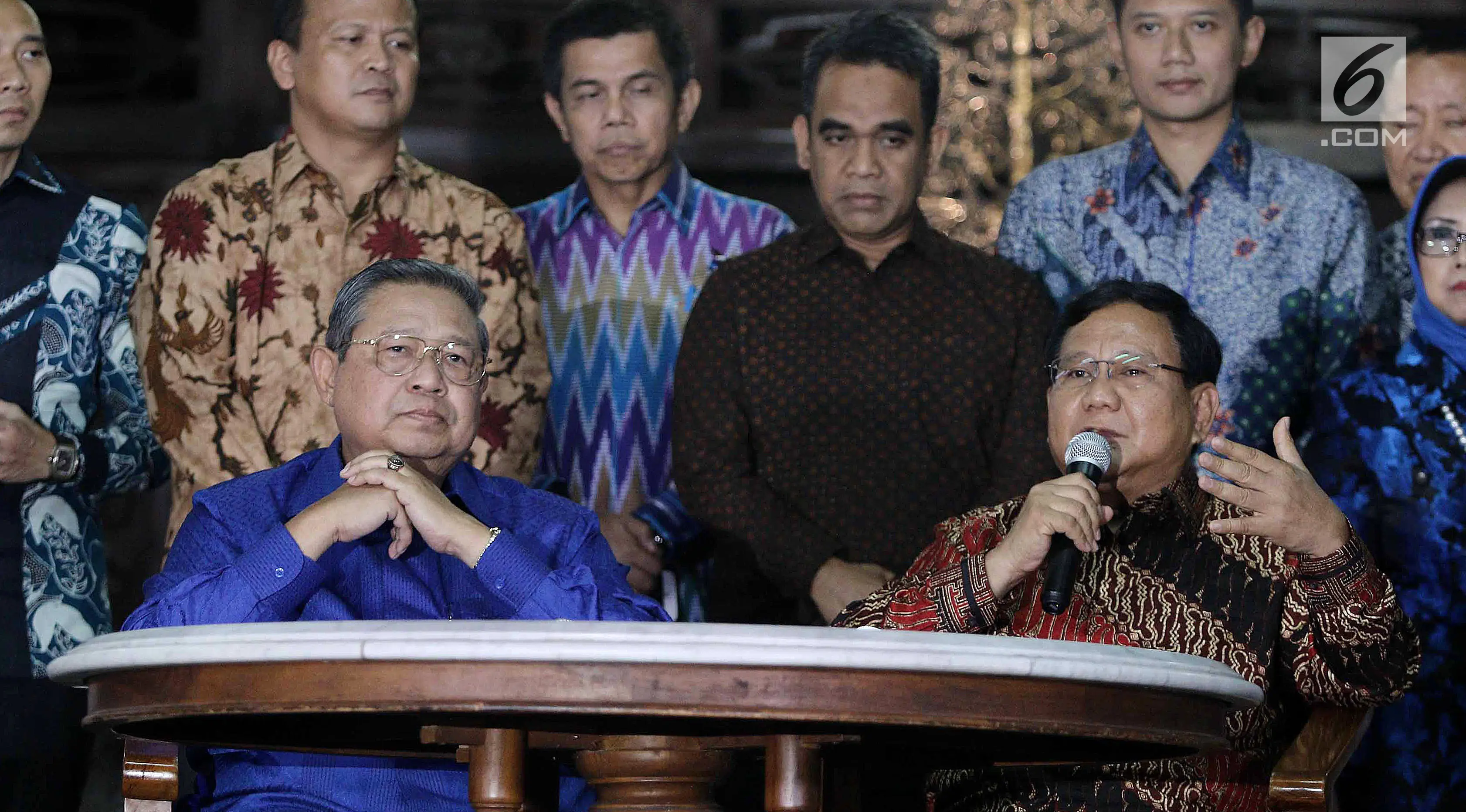 Ketua Umum Partai Demokrat Susilo Bambang Yudhoyono dan Ketum Partai Gerindra Prabowo Subianto ketika jumpa pers di Kediaman SBY di Cikeas, Bogor, Kamis (27/7). Mereka akan terus meningkatkan komunikasi dan kerja sama. (Liputan6.com/Herman Zakharia)