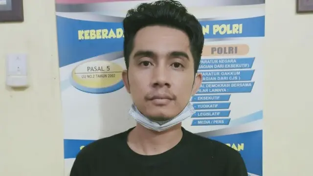 Salah satu polisi gadungan yang ditangkap Polsek Limapuluh, Pekanbaru, ketika beraksi.