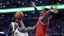 Aksi Boston Celtics, Isaiah Thomas #4 berusaha melewati pemain Chicago Bulls, Rajon Rondo #9 pada laga NBA basketball game di TD Garden, Boston, (2/11/2016). Boston menang 107-100.  (AP/Charles Krupa)