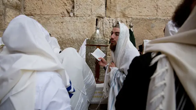 Sambut Paskah, Kohanim Yahudi Berdoa di Tembok Barat