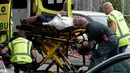 Petugas medis membawa seorang korban penembakan di Masjid Al Noor, Christchurch, Selandia Baru, Jumat (15/3). Penembakan terjadi saat jemaah tengah menjalankan ibadah salat Jumat. (AP Photo/Mark Baker)