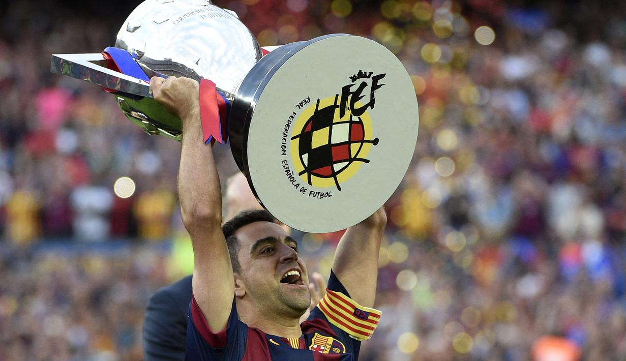 Xavi Hernandez. Legenda Barcelona ini pernah ditawari untuk bergabung dengan Manchester United saat masih diarsiteki Sir Alex Ferguson pada tahun 2000-an. Ia menolak dengan cepat karena sedang memilih fokus bersama Barcelona. (Foto: AFP/Lluis Gene)