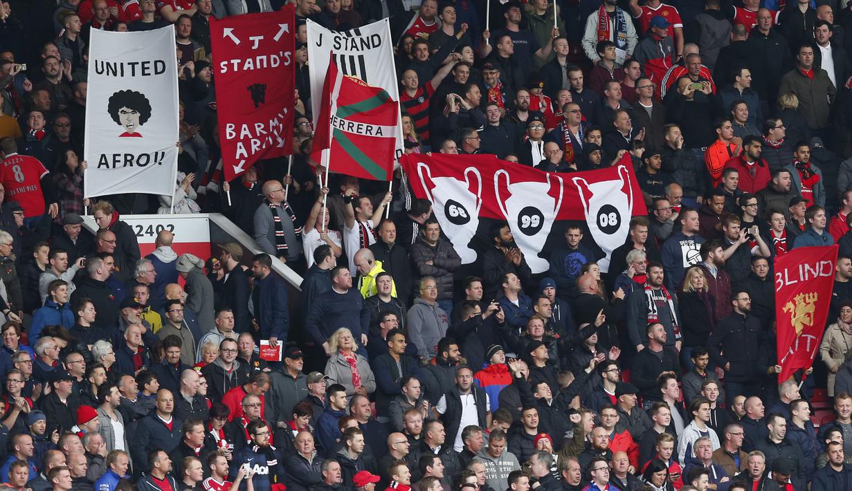 Suporter Manchester United saat partai melawan Manchester City di Stadion Old Trafford, Manchester, Inggris, Minggu (25/10/2015). (Reuters/ Eddie Keogh)