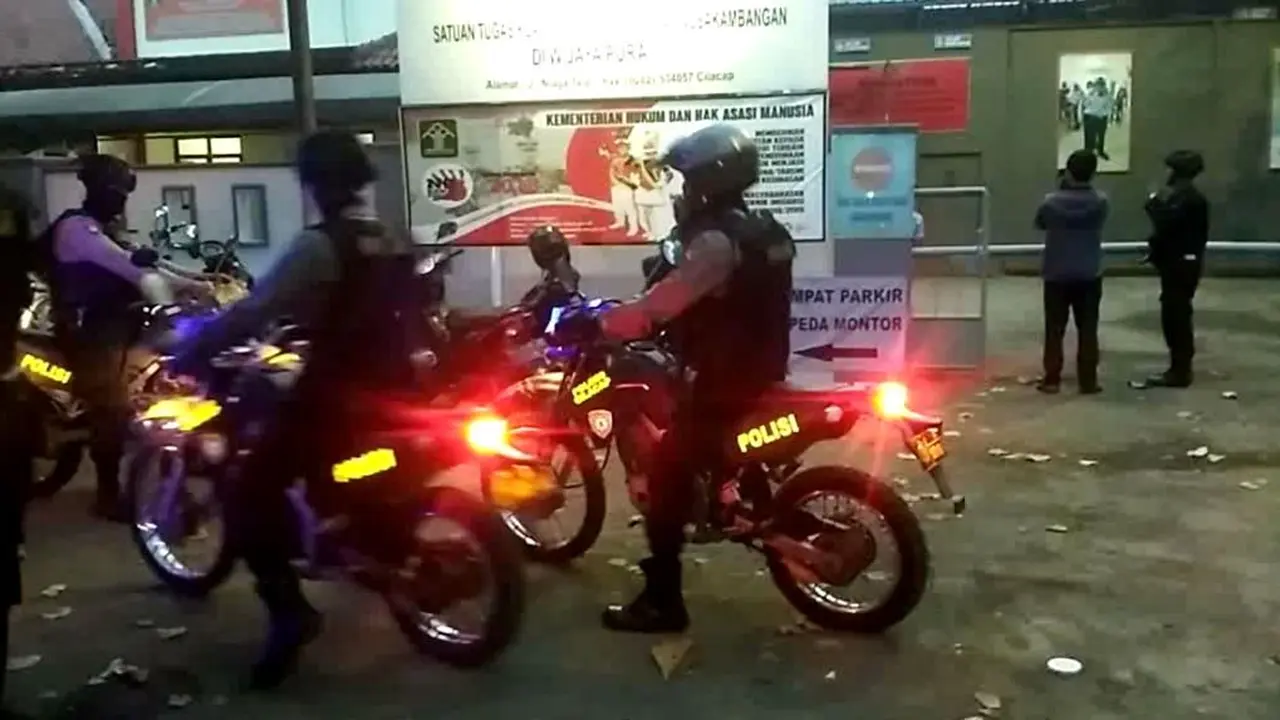 Polres Cilacap siapkan 600 personel gabungan amankan pemindahan tahanan terorisme Nusakambangan diduga ke Lapas Gunung Sindur, Bogor. (Foto: Liputan6.com/Muhamad Ridlo)