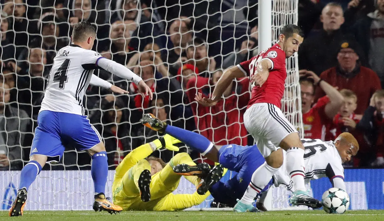 Pemain Manchester United, Henrikh Mkhitaryan mencoa melewati adangan para pemain Basel pada laga grup A Liga Champions di Old Trafford, Manchester, (12/9/2017). MU menang 3-0. (AP/Frank Augstein)