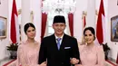 Sementara itu, Almira tampak begitu elegan nan ayu mengenakan kebaya heart neck warna soft pink senada dengan sang ibunda. Dengan aksen selendang polos dan bunga pada salah satu pundaknya. Ia juga mengenakan bawahan kain serupa dengan Annisa [@annisayudhoyono]