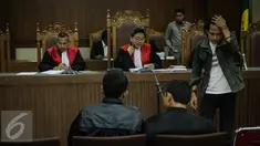 Suasana sidang di Pengadilan Negeri (PN) Jakarta Pusat, Senin (28/3). Dua pengacara dan satu mahasiswa terkait dugaan kriminalisasi yang dilakukan oleh aparat kepolisian terhadap mereka. (Liputan6.com/Faizal Fanani)