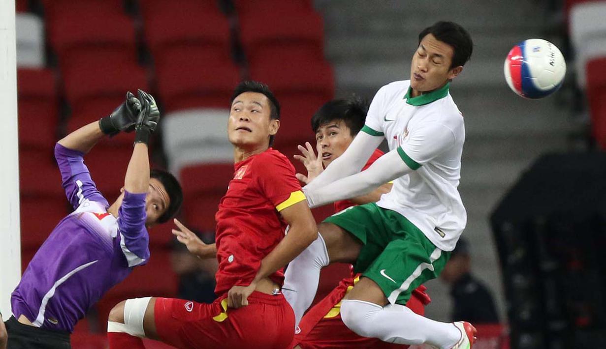 Hansamu Yama Pranata (kanan) ikut membantu serangan. (Bola.com/Arief Bagus)