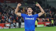 Ekspresi Elkan Baggot usai Gillingham FC keluar sebagai pemenang dalam drama adu penalti usai mengalahkan Brentford dalam pertandingan putaran ketiga Carabao Cup 2022. (Twitter/@TheGillsFC)