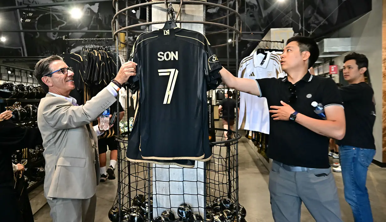 Sejumlah fans Los Angeles FC melihat jersey pemain baru mereka, Son Heung-min di toko ofisial yang terletak di BMO Stadium, Los Angeles, Amerika, Rabu (06/08/2025). (AFP/Frederic J. Brown)