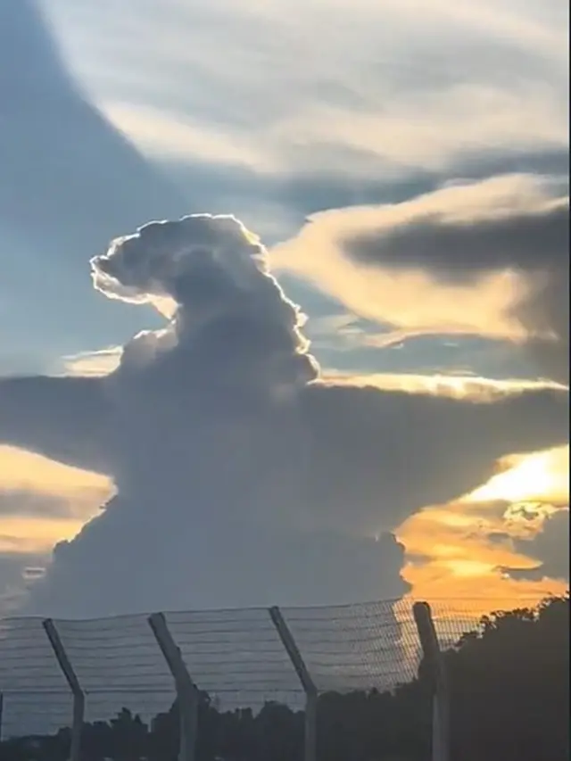 Fenomena Awan Unik Mirip Godzilla Ini Bikin Netizen Takjub, Bentuknya Lucu
