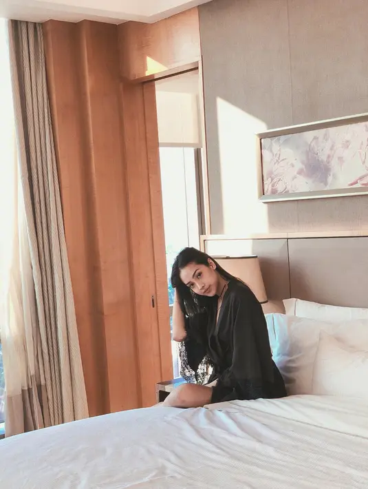 Pose menggoda Anya Geraldine saat berada di atas ranjang. Mantan kekasih Okky Raditya ini selalu terlihat cantik. (Liputan6.com/anyageraldine)