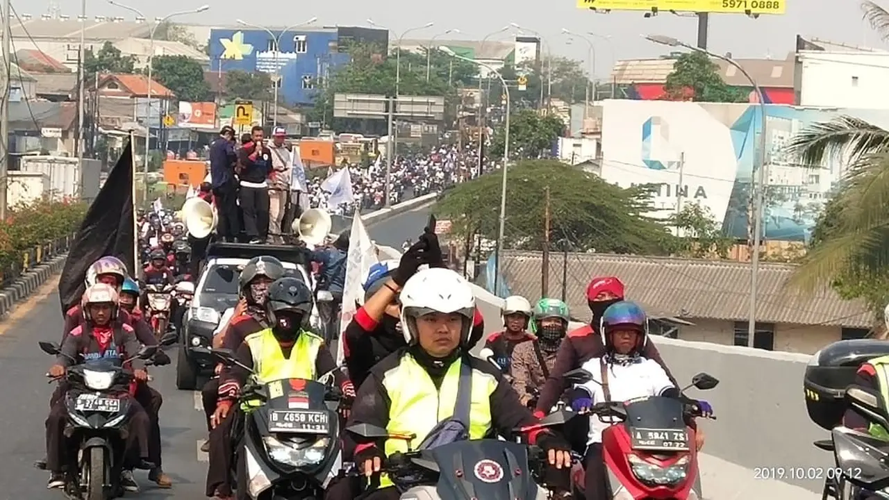 Ratusan Buruh Asal Tangerang Bergerak ke Gedung DPR Lewat Daan Mogot