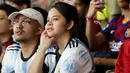 Suporter wanita berjersey Argentina tampak menikmati pertandingan antara Timnas Indonesia vs Argentina pada laga FIFA Matchday 2023 di Stadion Utama Gelora Bung Karno, Jakarta, Senin (19/6/2023). (Bola.com/Muhammad Iqbal Ichsan)