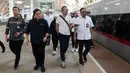 Ketua umum PSSI, Erick Thohir (tengah kiri) mengajak FIFA Team Project Venue Management, Christian Schmolzer (tengah kanan) menjajal kereta cepat Whoosh dari Stasiun Halim, Jakarta, ke Stasiun Tegalluar, Bandung, pada Senin (9/10/2023). (Bola.com/Abdul Aziz)