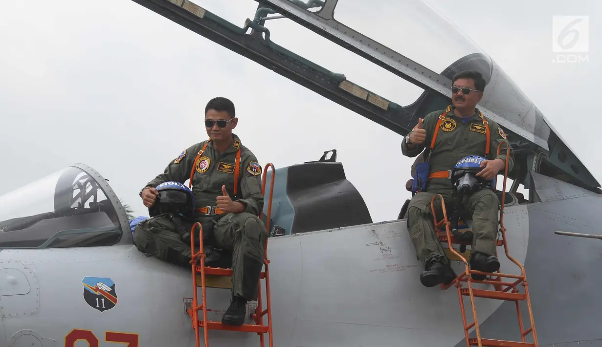 Panglima TNI Marsekal Hadi Tjahjanto (kanan) mengacungkan jempol di atas pesawat Sukhoi sebelum lepas landas di landasan pacu Lanud Halim Perdanakusuma, Jakarta, Rabu (20/12). (Liputan6.com/Pool/Agus)