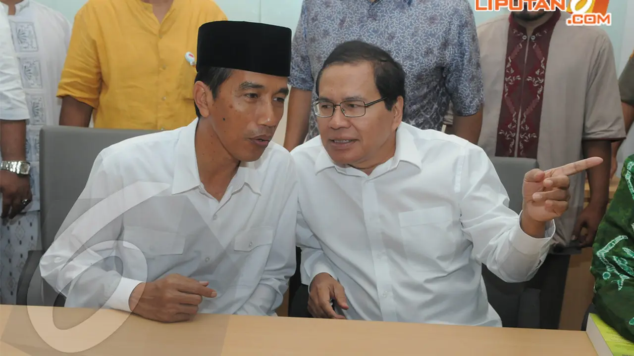 [FOTO] Butuh Dukungan Ulama, Jokowi Tempel Kiayi