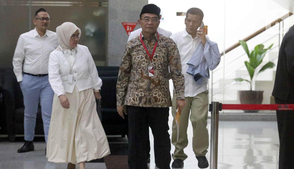 Penasihat Khusus Presiden Bidang Haji, Muhadjir Effendy (tengah), saat menunggu waktu pemeriksaan di Gedung Merah Putih Komisi Pemberantasan Korupsi (KPK), Jakarta, Senin (18/5/2026). (Liputan6.com/Helmi Fithriansyah)