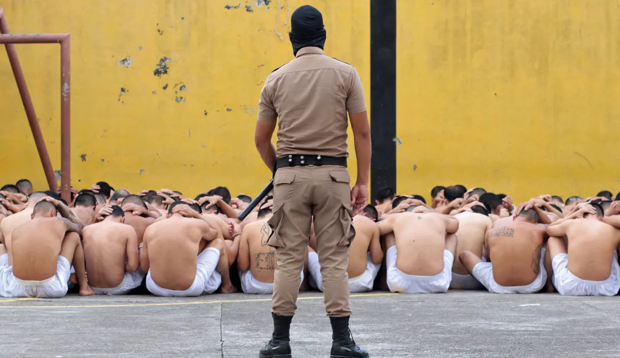 Anggota geng Mara Salvatrucha dan Barrio 18 ditahan di penjara di Ciudad Barrios, El Salvador, 28 Maret 2022. Negara Amerika Tengah itu mengumumkan keadaan darurat pada hari Minggu karena mengalami gelombang baru kekerasan geng. (EL SALVADOR'S PRESIDENCY PRESS OFFICE/AFP)