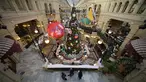Ornamen dan serta dekorasi tersebut mengajak para pengunjung merasakan kembali kebahagiaan dan juga keceriaan perayaan Natal dan Tahun Baru. (AP Photo/Alexander Zemlianichenko)