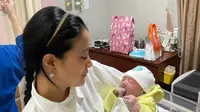 5 Potret Marcella Zalianty Gendong Keponakan Perempuan Pertama yang Baru Lahir, Penuh Kebahagiaan