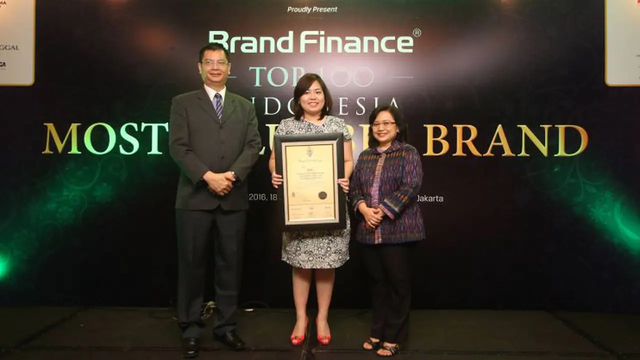 Corporate Secretary PT Elang Mahkota Teknologi Tbk (Emtek Group) Monika Ida Krisnamurti (tengah) menerima penghargaan dari Wapimred Majalah SWA Kusnan M. Djawahir (kanan) dan Deputy Managing Director Brand Finance Indonesia Jimmy Halim, Kamis (21/7/2016).